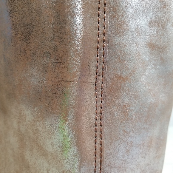 SOLD Frye Carson tote bag metallic gold leather - Picture 6 of 8